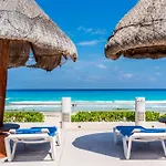 Cancun Hotel Zone - 2 Bedroom Beachfront, Bright And Spacious