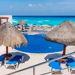 Cancun Hotel Zone - 2 Bedroom Beachfront, Bright And Spacious