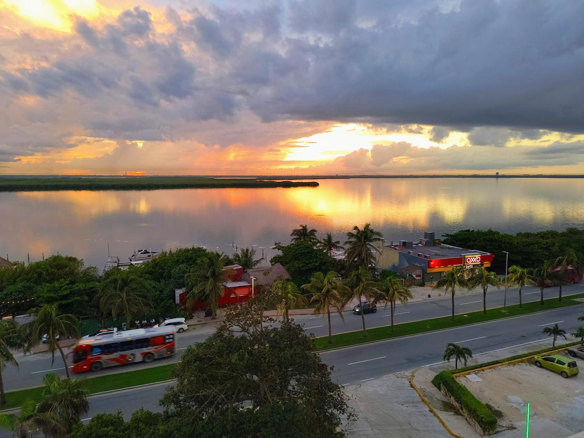 Brand New At The Beach, Sunset View Apartamento Cancún