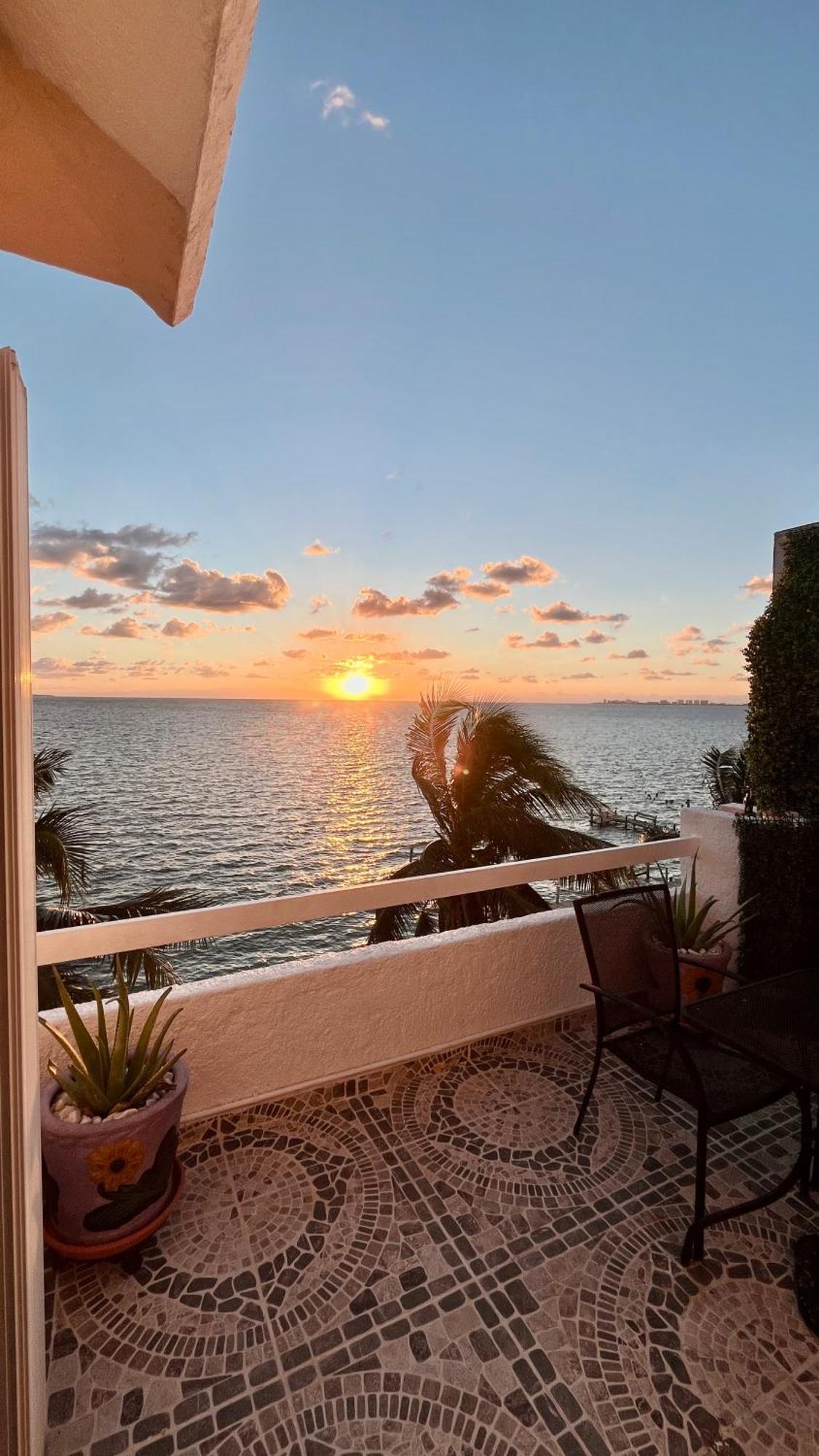 Beautiful In Front Ocean View Apartment Cancun