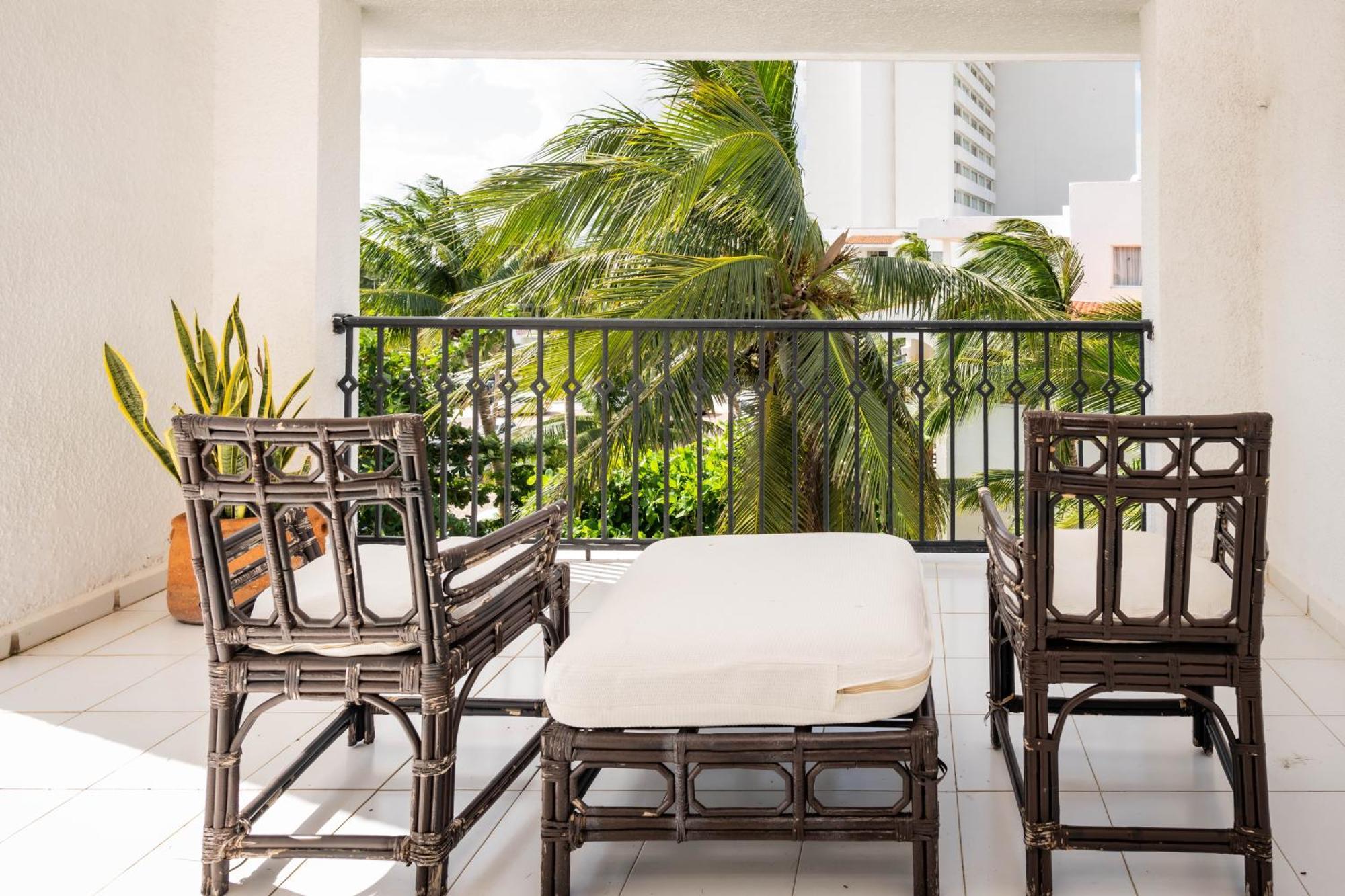 Oceanfront In Complex Cancun