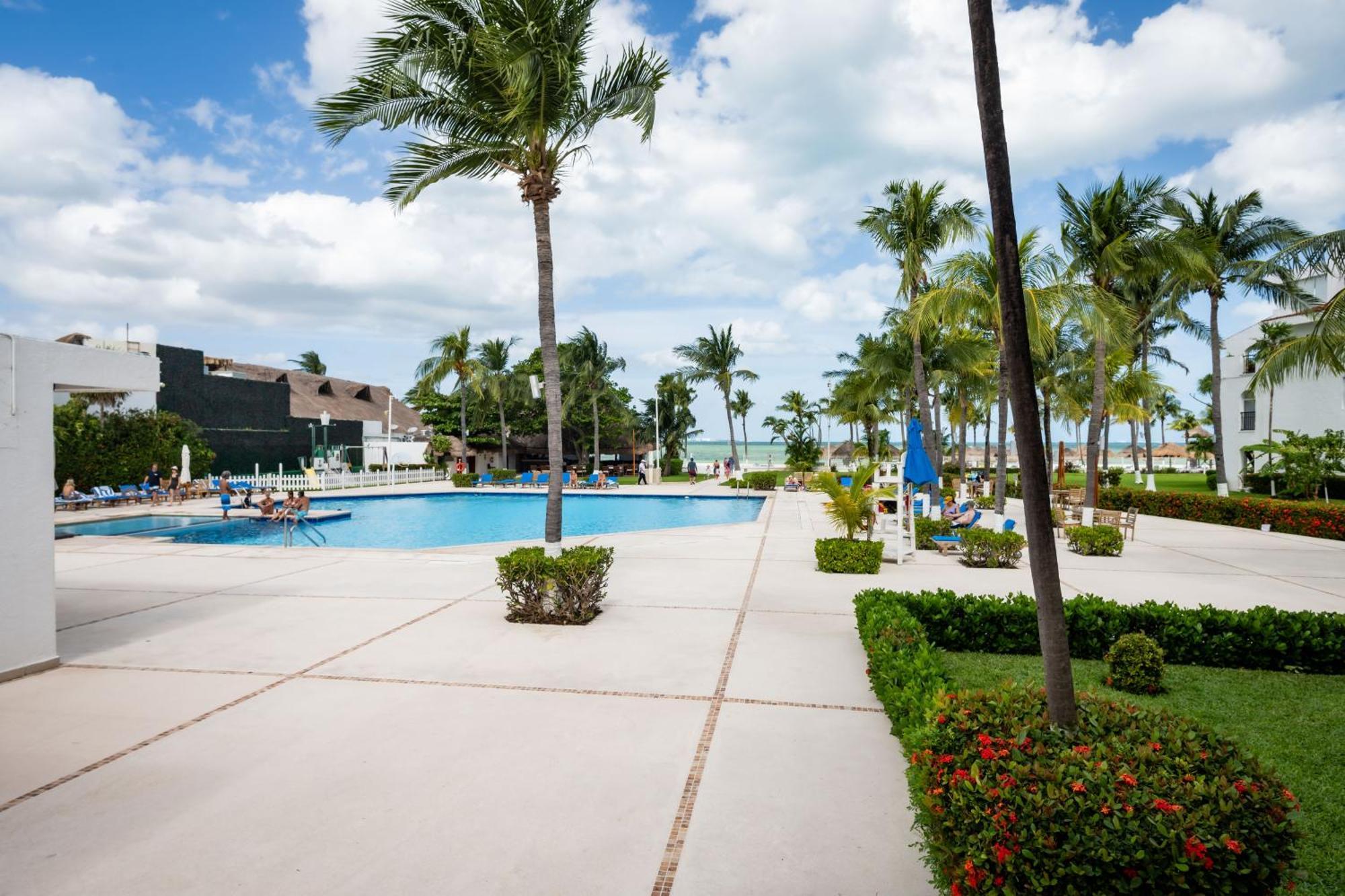 Oceanfront In Complex Cancun