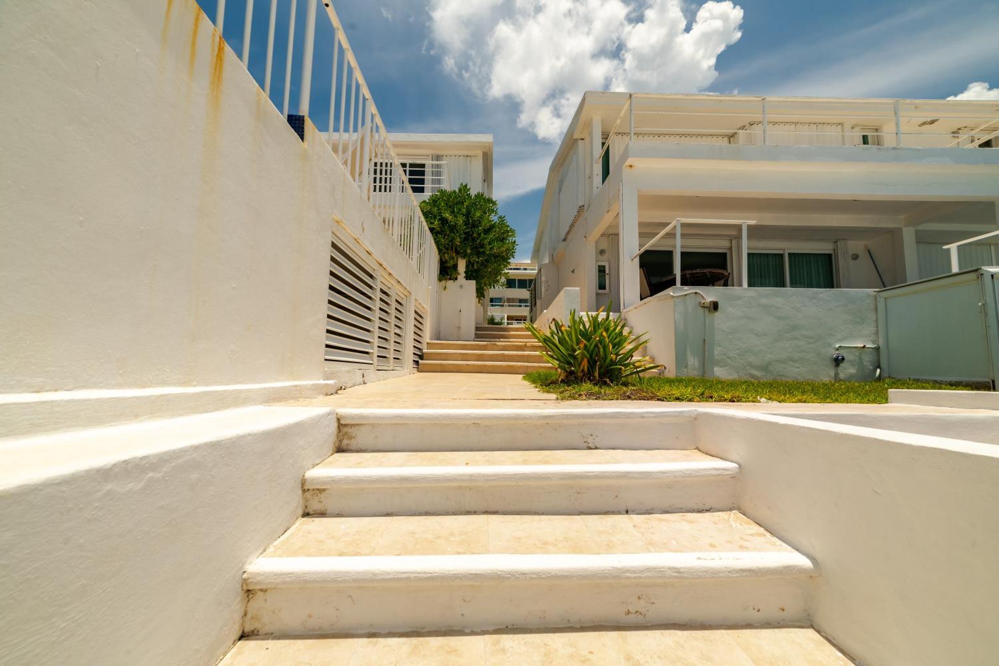 Brisas Shore - Heated Private Pool Apartment