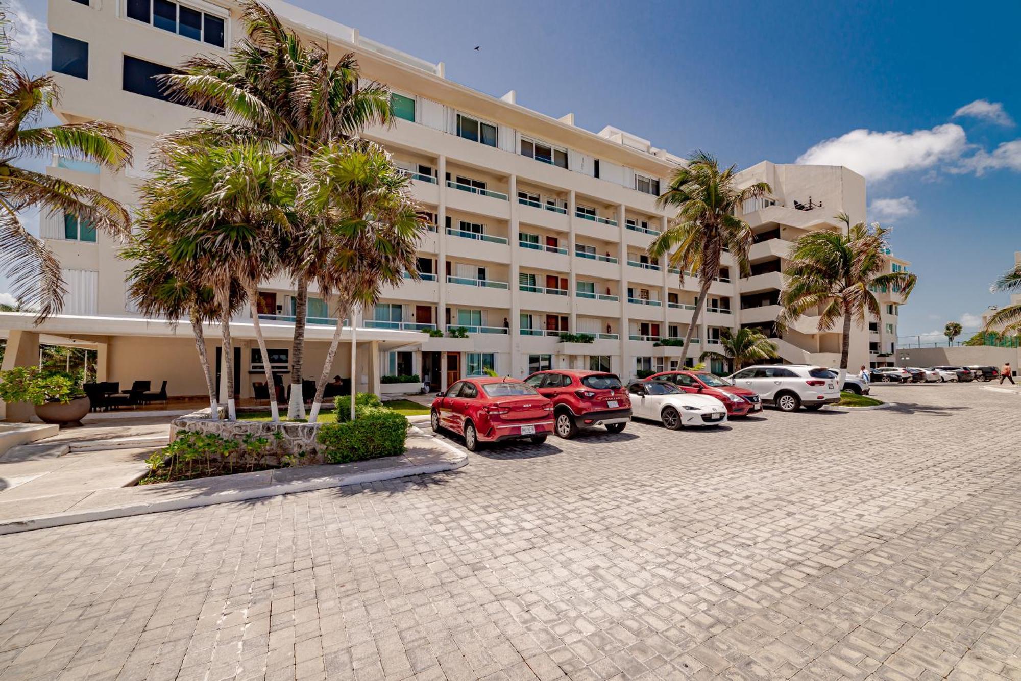 Brisas Shore - Heated Private Pool Apartment *