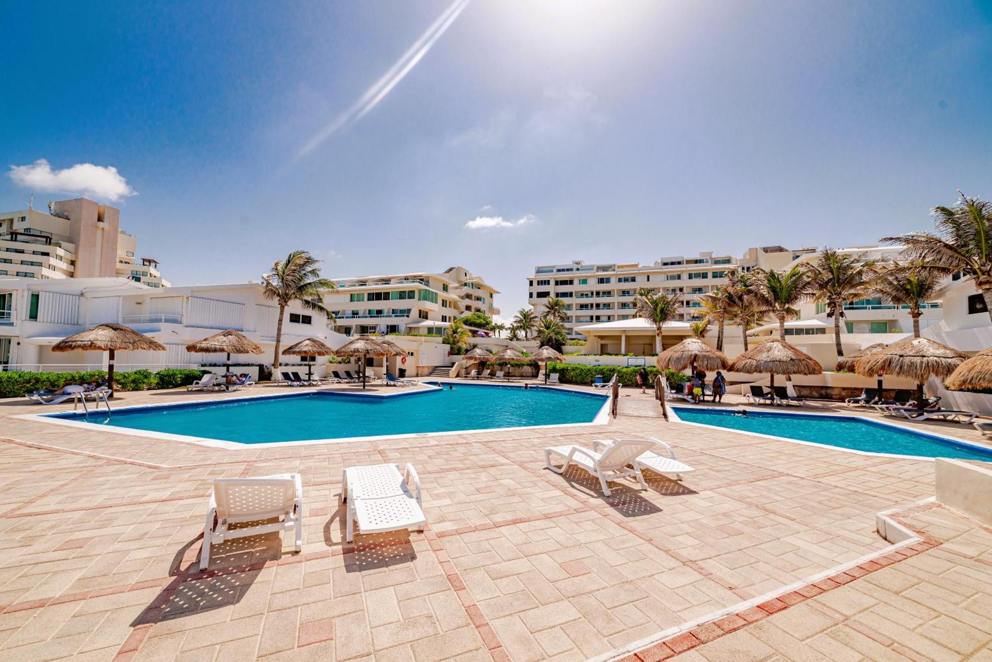 Brisas Shore - Heated Private Pool Apartment *