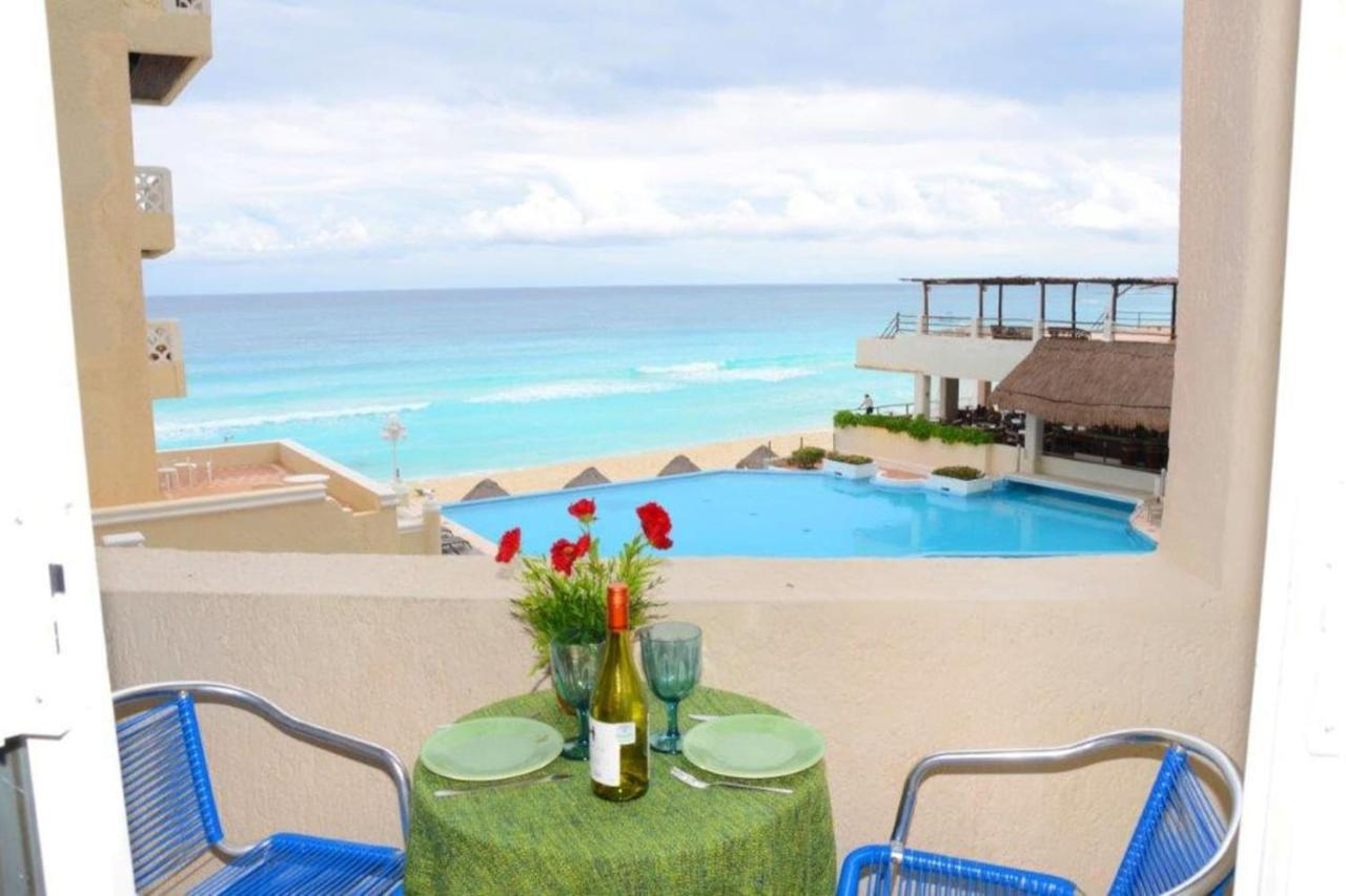 Ocean Front Suite, Balcony, Kitchen. * Cancun