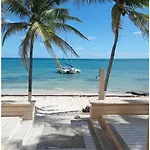 Beautiful Beachfront Apartment With Pool Relaxing Getaway