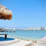 Prime Lagoonfront Apt In Hotel Zone - Walk To Beaches & Nightlife