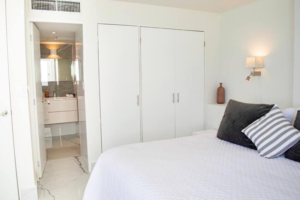 Luxury Ocean Front Apartment, 2 Bedroom Beach, Gym,