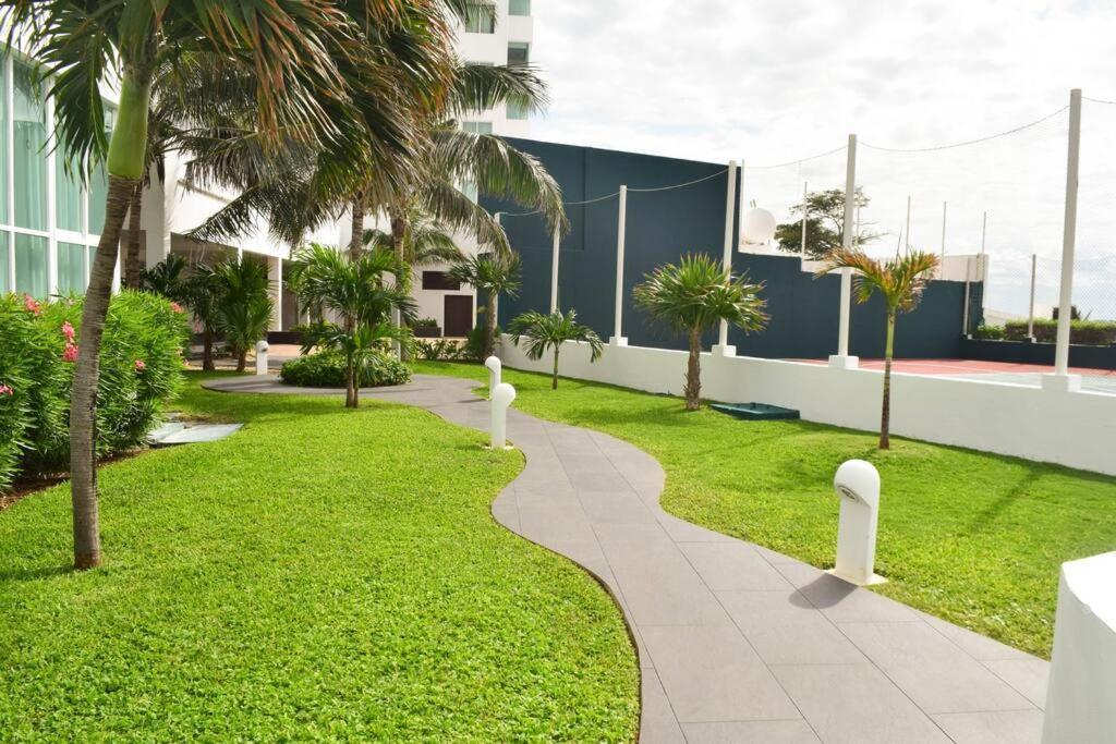 Luxury Ocean Front Apartment, 2 Bedroom Beach, Gym, Apartamento *