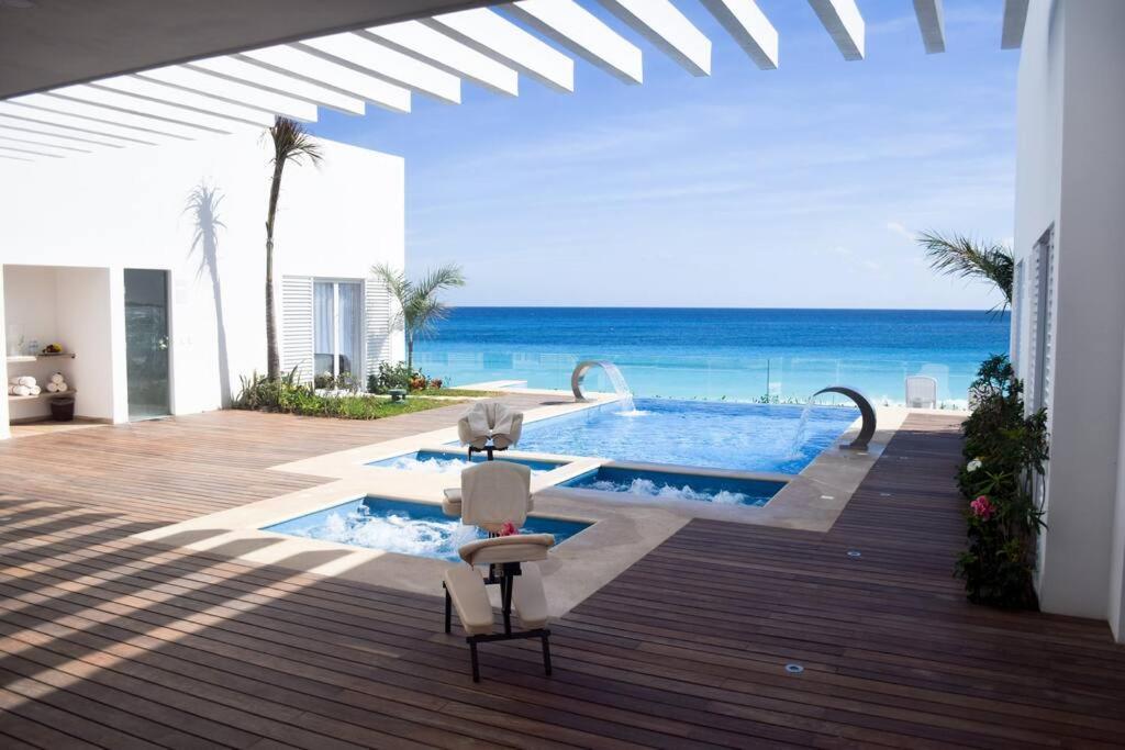 Luxury Ocean Front Apartment, 2 Bedroom Beach, Gym, Cancún
