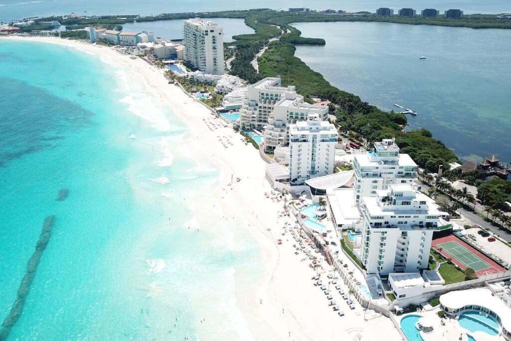 Luxury Ocean Front Apartment, 2 Bedroom Beach, Gym, * Cancún