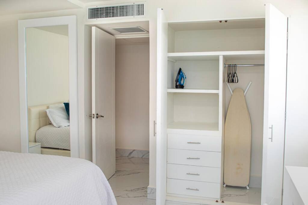 Luxury Ocean Front Apartment, 2 Bedroom Beach, Gym,
