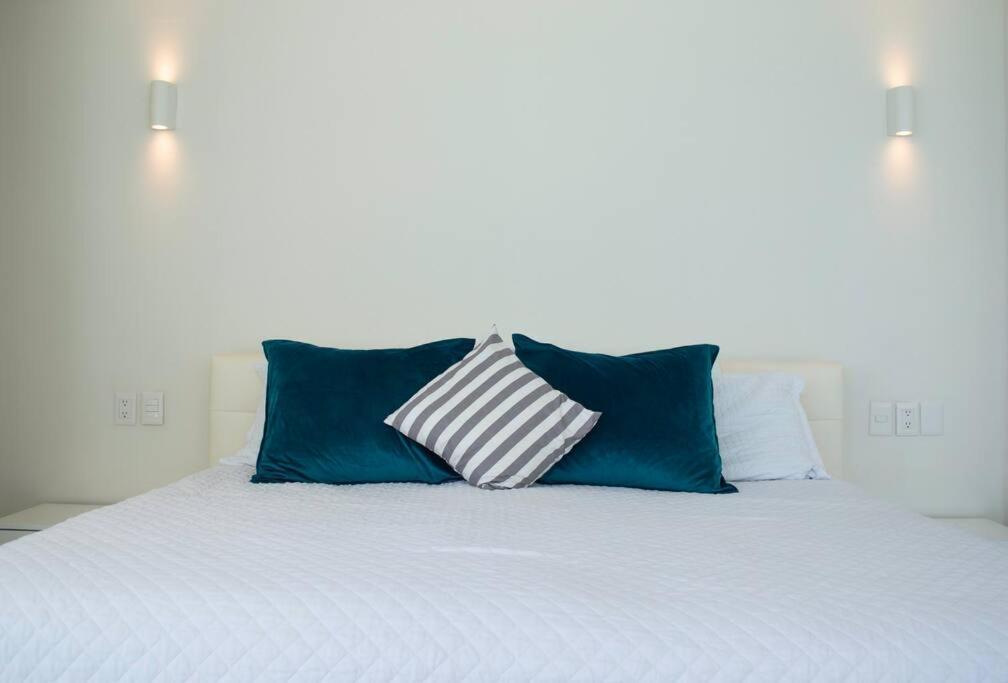 Luxury Ocean Front Apartment, 2 Bedroom Beach, Gym, Apartamento *
