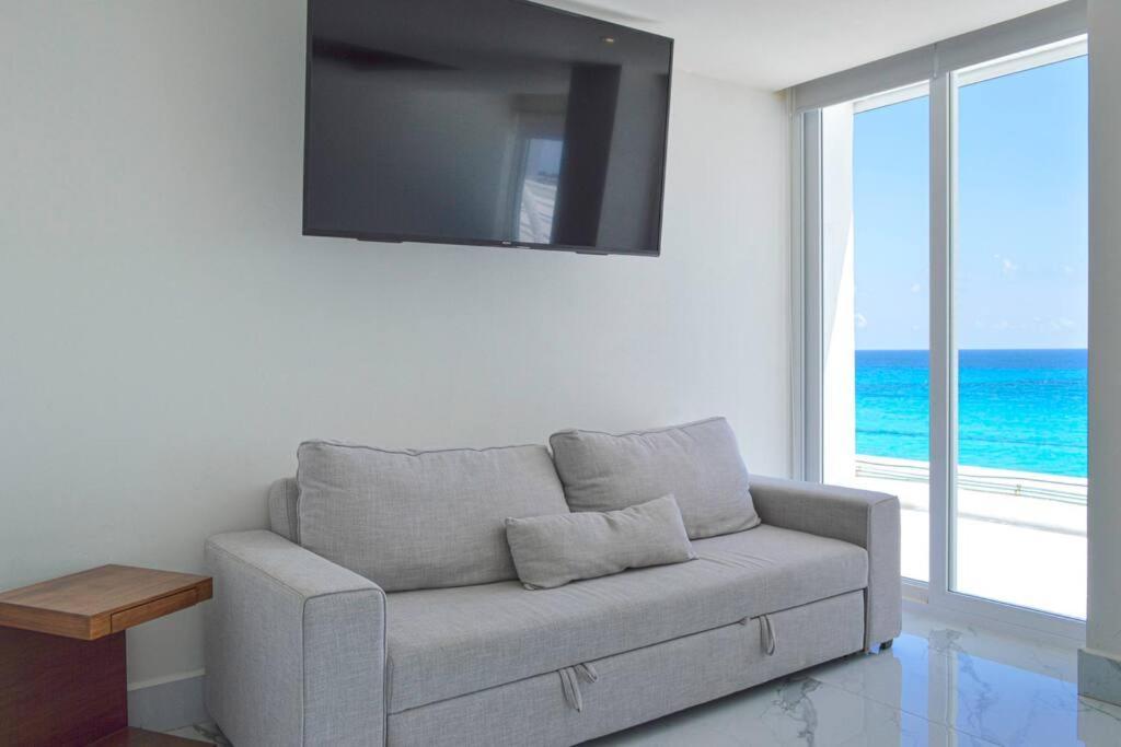 Luxury Ocean Front Apartment, 2 Bedroom Beach, Gym, Cancún