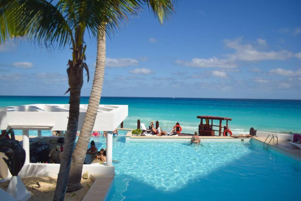 Luxury Ocean Front Apartment, 2 Bedroom Beach, Gym,