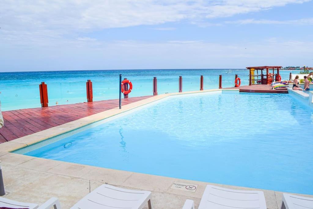 Recien Remodelado Estudio En La Playa, Piscina, Gimnasio, 4d Apartamento Cancún