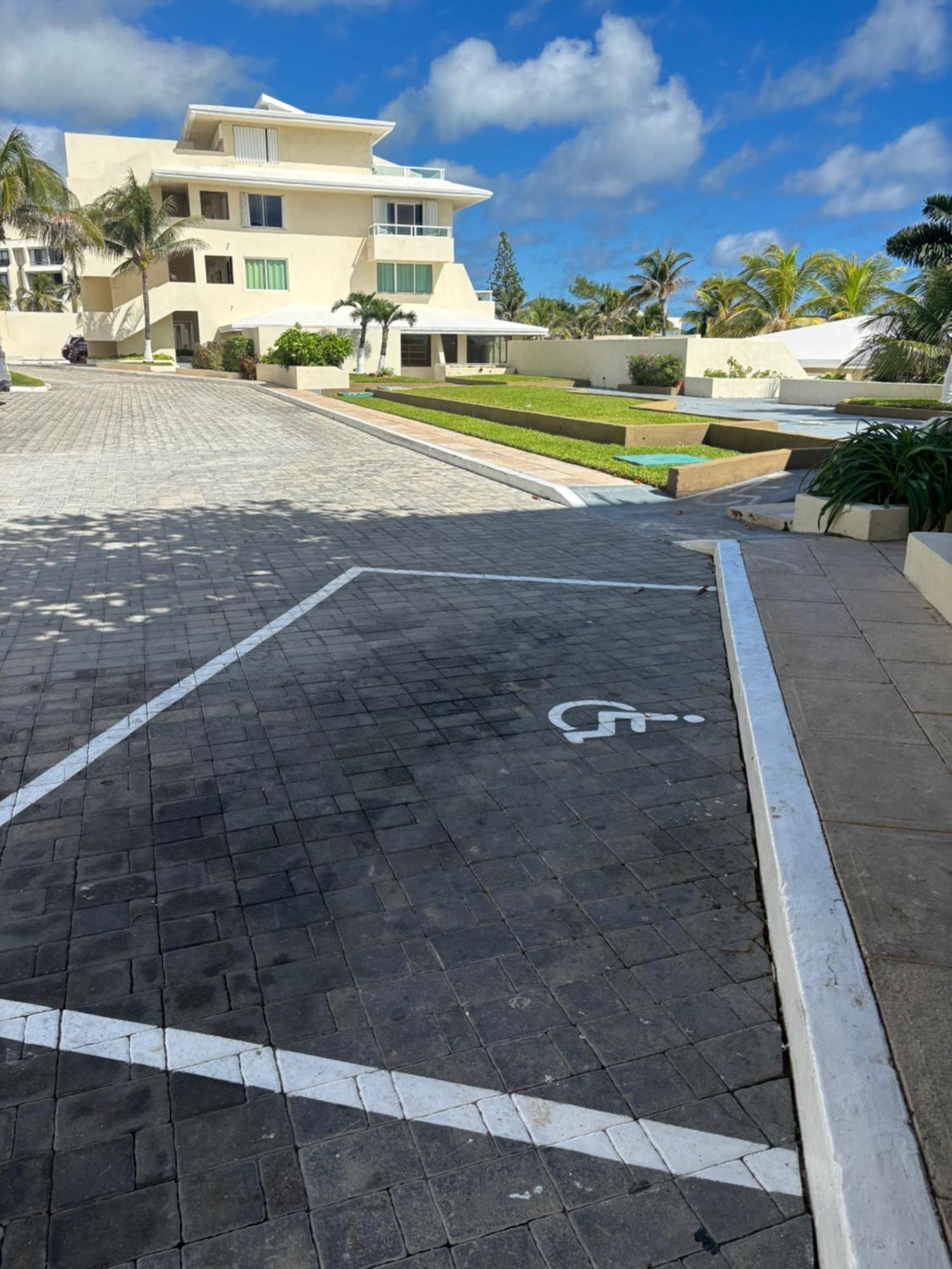 Apartment With Balcony Ocean & Lagoon View, Brisas Zone, By & Ocean *