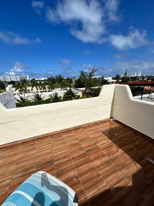 Spacious Two-story In Zone Location, Just 5 Minutes From Nightlife And Tourist Hotspots Apartment *