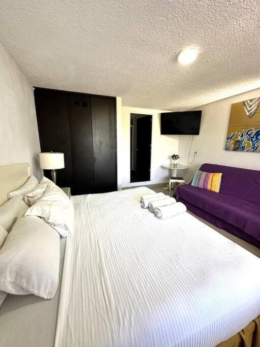 Spacious Two-story In Zone Location, Just 5 Minutes From Nightlife And Tourist Hotspots