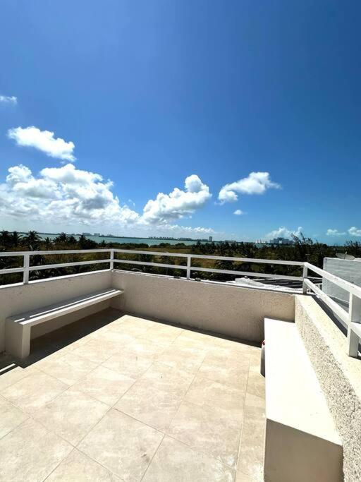 Luxurious Lagoon-front In Zone Tranquility Meets Elegance Near Attractions And Beaches Apartment