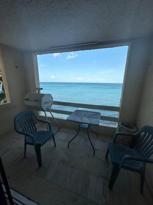 Escape To Serenity By The Sea! Beachfront With Pool, Just 5 Minutes From The Ferry Apartment Cancun
