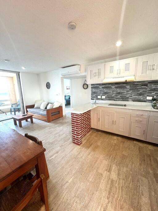 Apartment Escape To Serenity By The Sea! Beachfront With Pool, Just 5 Minutes From The Ferry