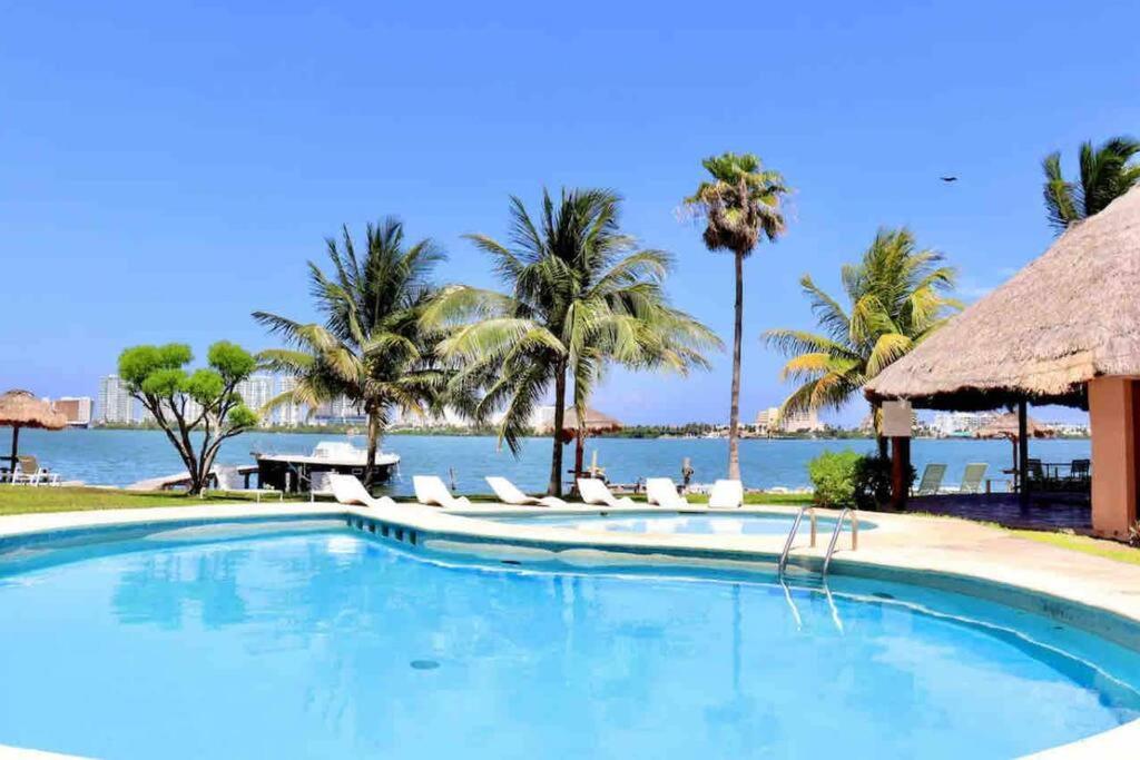Prime Lagoonfront In Zone - Walk To Beaches & Nightlife Apartment