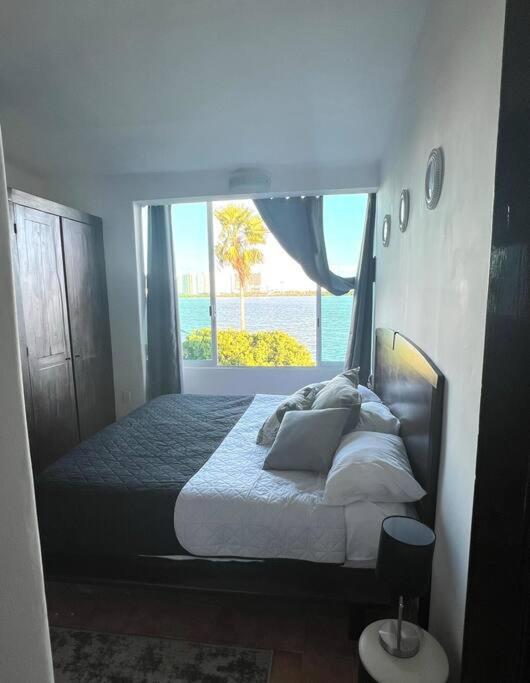 Prime Lagoonfront In Zone - Walk To Beaches & Nightlife Apartment