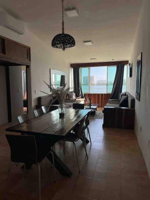 Prime Lagoonfront In Zone - Walk To Beaches & Nightlife Apartment