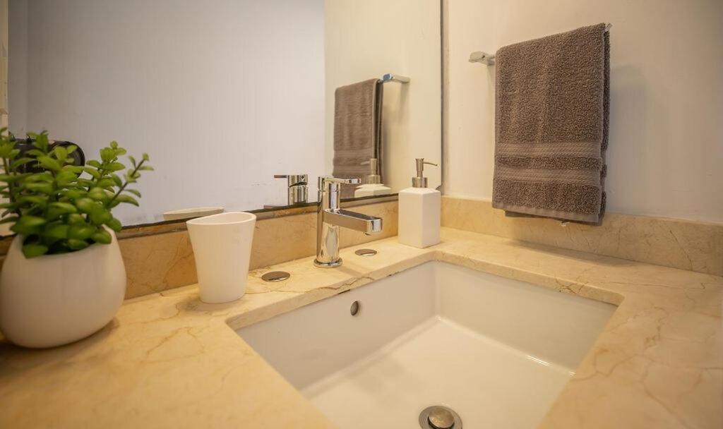 Apartment Penthouse Ocean & Lagoon Views, New Listing