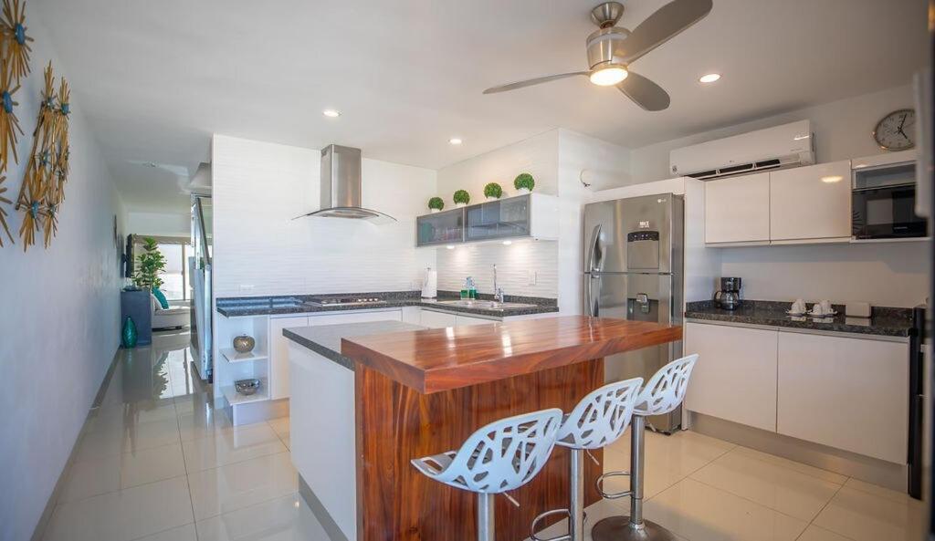 Apartment Penthouse Ocean & Lagoon Views, New Listing *