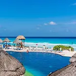 Cancun Hotel Zone - 2 Bedroom Beachfront, Bright And Spacious