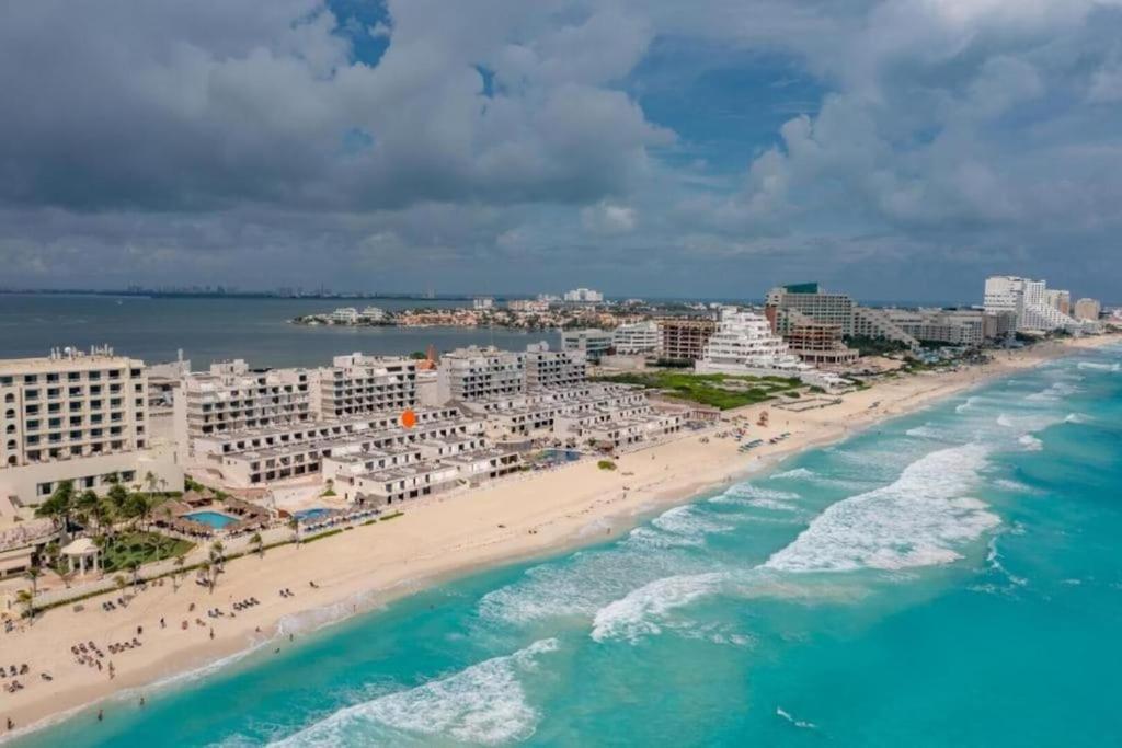 Cancun Hotel Zone - 2 Bedroom Beachfront, Bright And Spacious Apartment