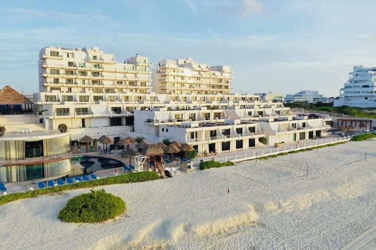 Cancun Hotel Zone - 2 Bedroom Beachfront, Bright And Spacious Cancun