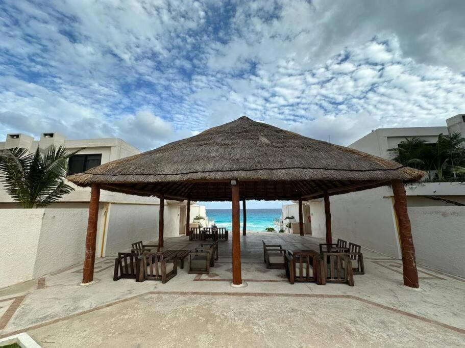 Apartment Cancun Hotel Zone - 2 Bedroom Beachfront, Bright And Spacious