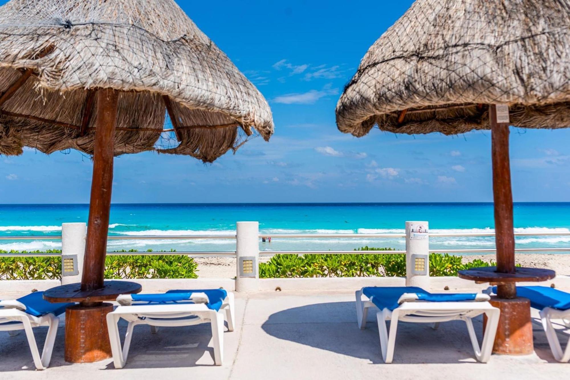 Cancun Hotel Zone - 2 Bedroom Beachfront, Bright And Spacious Cancun