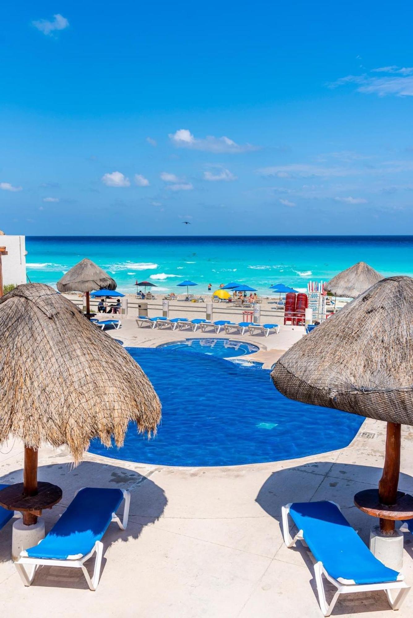 Cancun Hotel Zone - 2 Bedroom Beachfront, Bright And Spacious