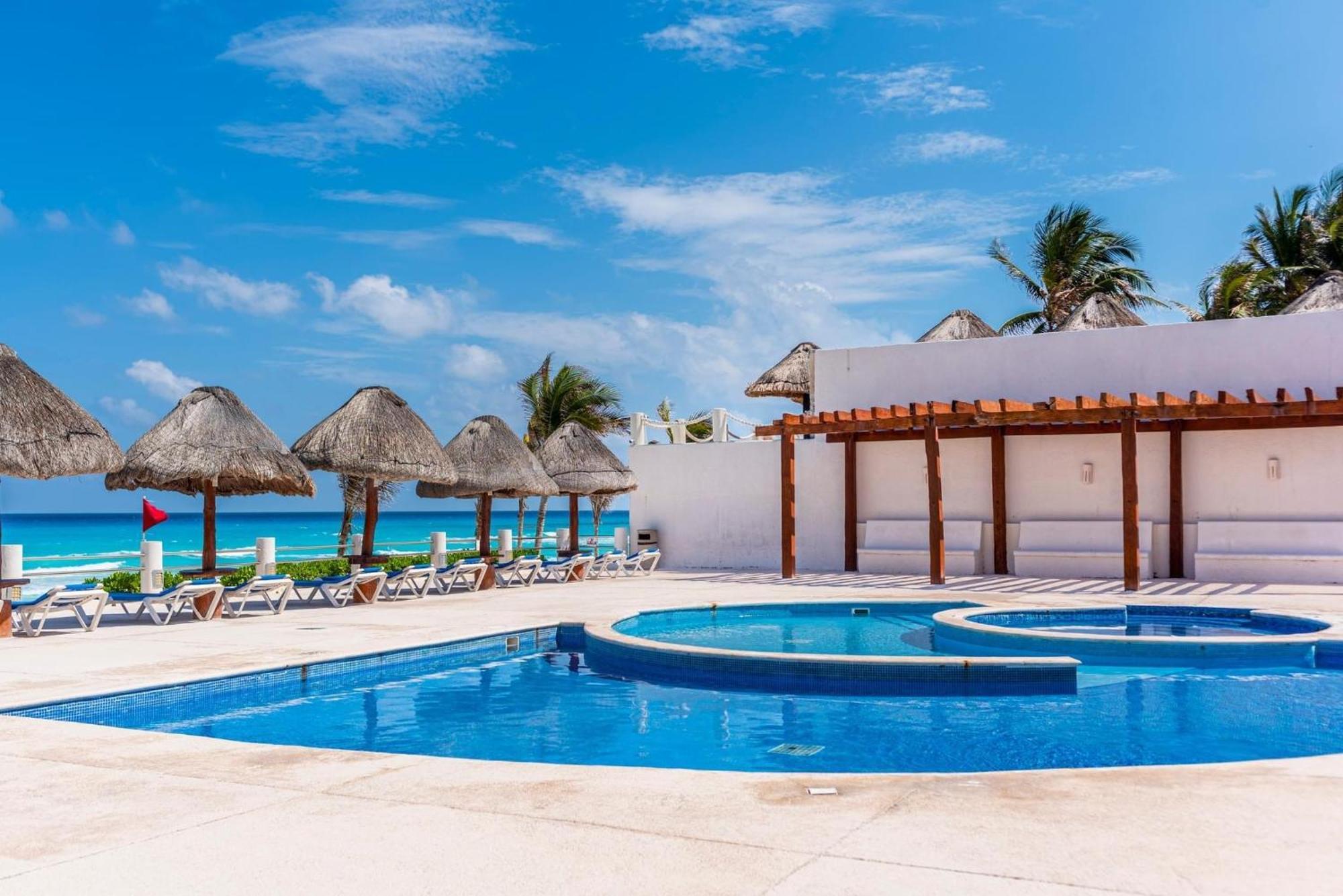 Cancun Hotel Zone - 2 Bedroom Beachfront, Bright And Spacious Apartment