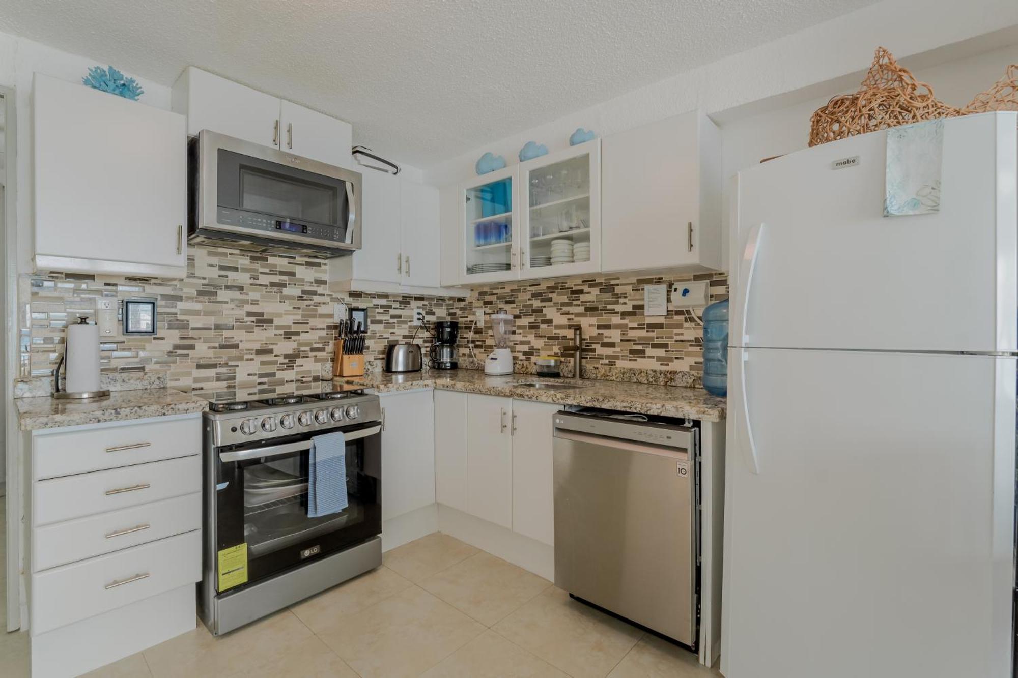 Cancun Hotel Zone - 2 Bedroom Beachfront, Bright And Spacious * Cancun
