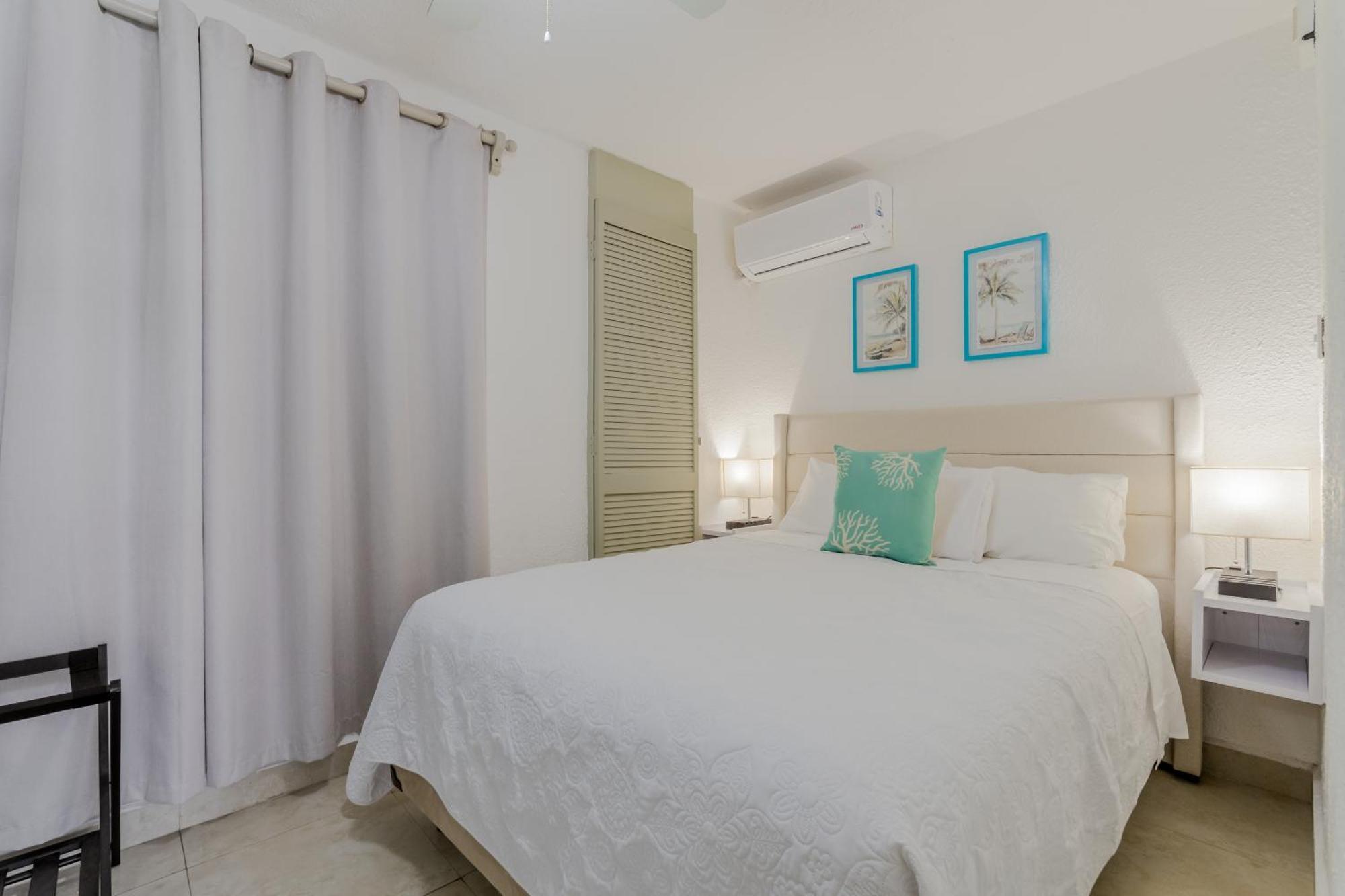 Cancun Hotel Zone - 2 Bedroom Beachfront, Bright And Spacious Apartment