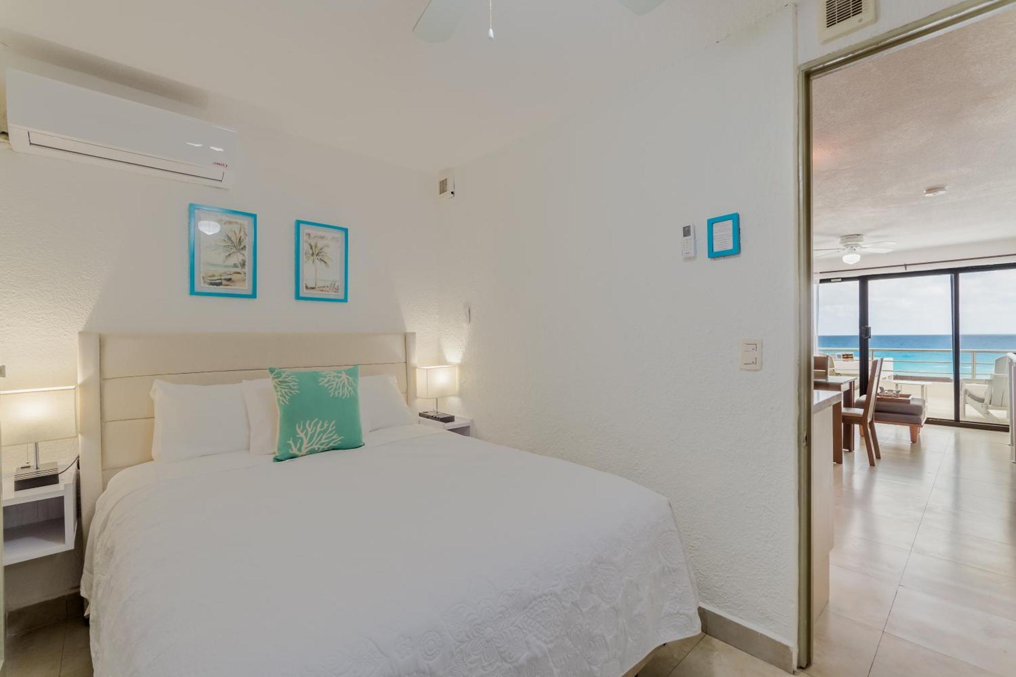 Apartment Cancun Hotel Zone - 2 Bedroom Beachfront, Bright And Spacious