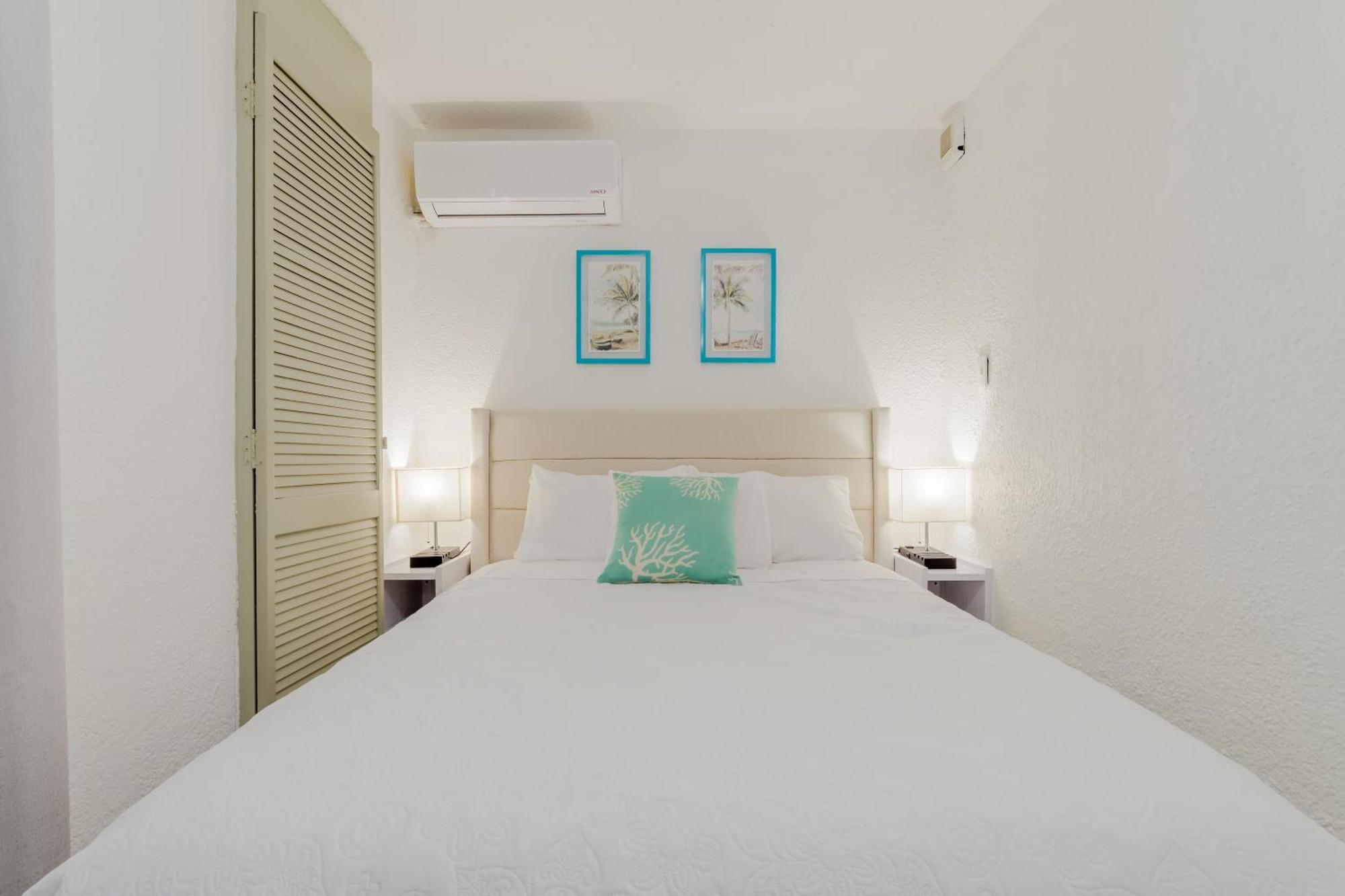 Cancun Hotel Zone - 2 Bedroom Beachfront, Bright And Spacious Apartment