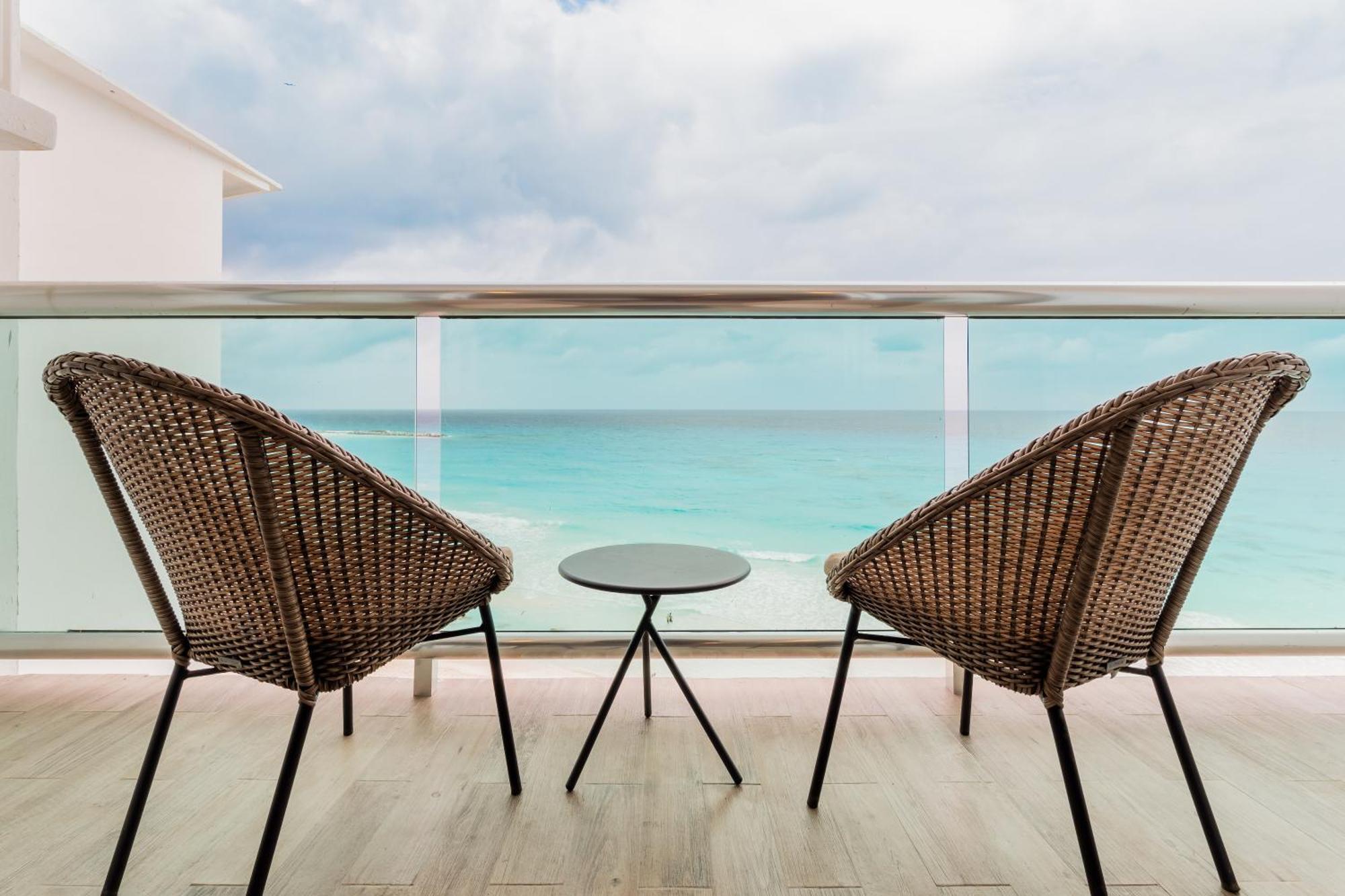 The Oceanfront By Casa Paraiso Apartahotel